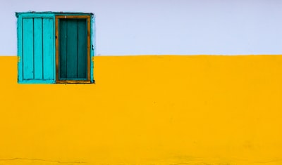 黄白漆墙配蓝窗